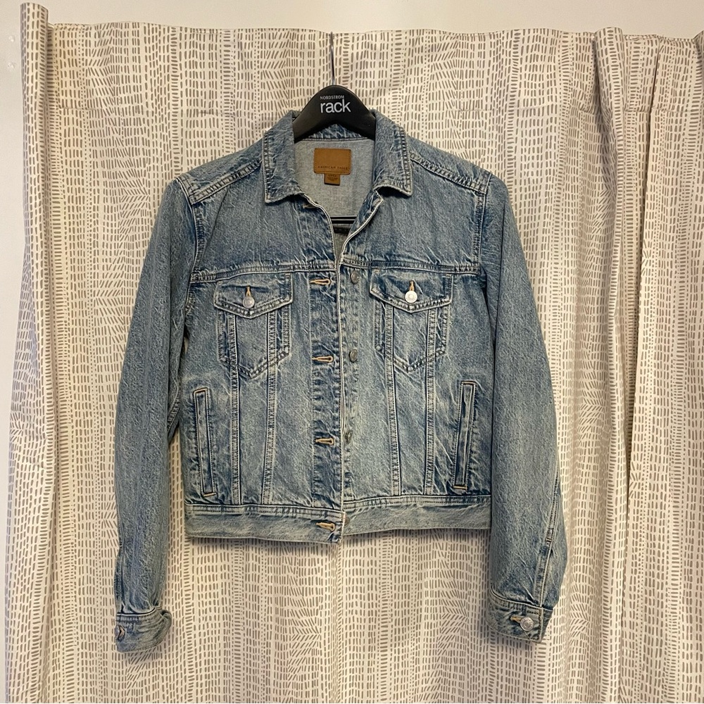 American Eagle AE light wash classic denim jacket size small